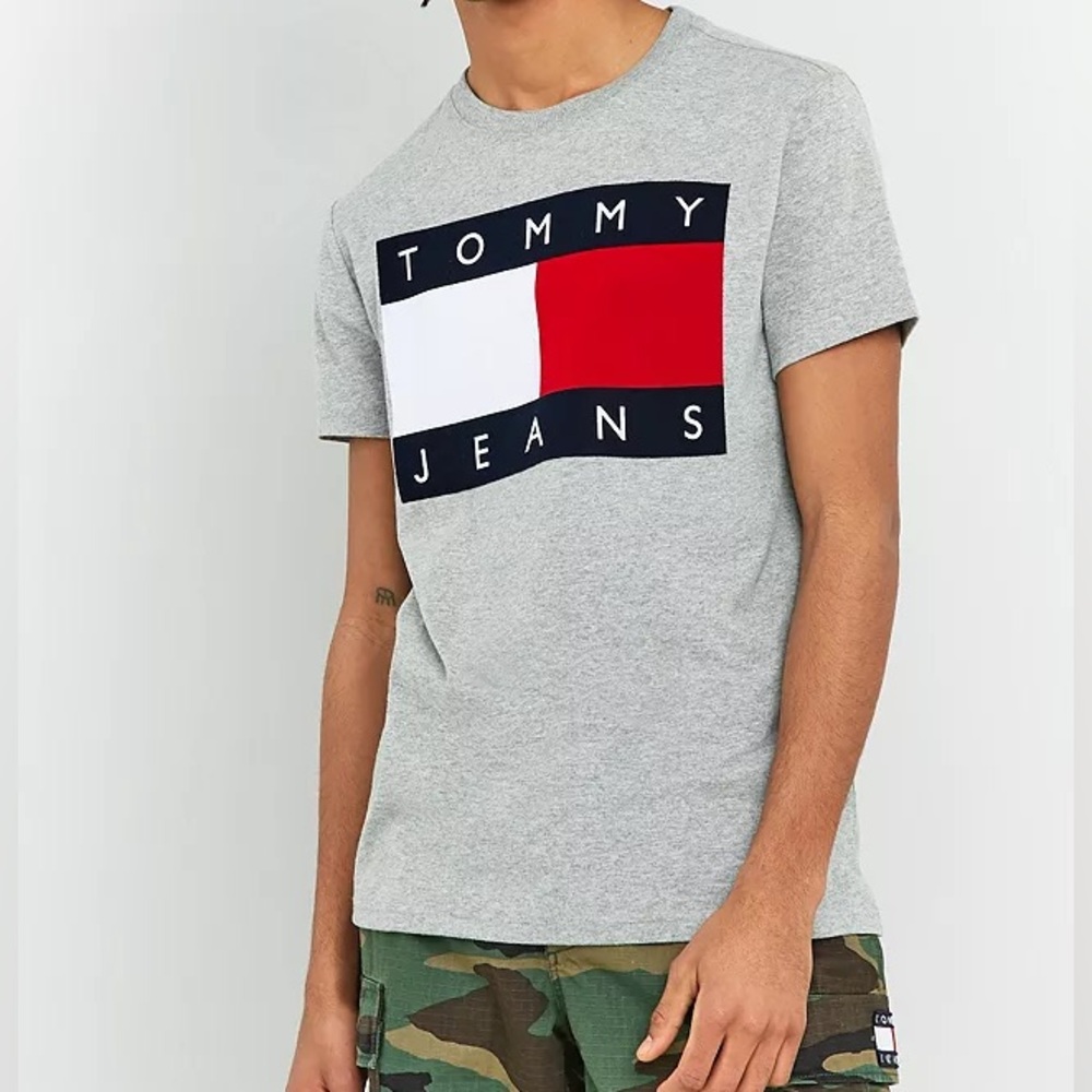Tommy Hilfiger Grey 90s vintage flag logo t shirt M